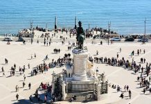 Turismo atingiu 40 milhões de dormidas até agosto Turistas em Lisboa