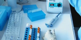Investigação no laboratório de doenças infeciosas, Universidade de Chiang Mai, na Tailandia
