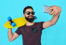 Publicação excessiva de imagens e selfies nas redes sociais associada a narcisismo
