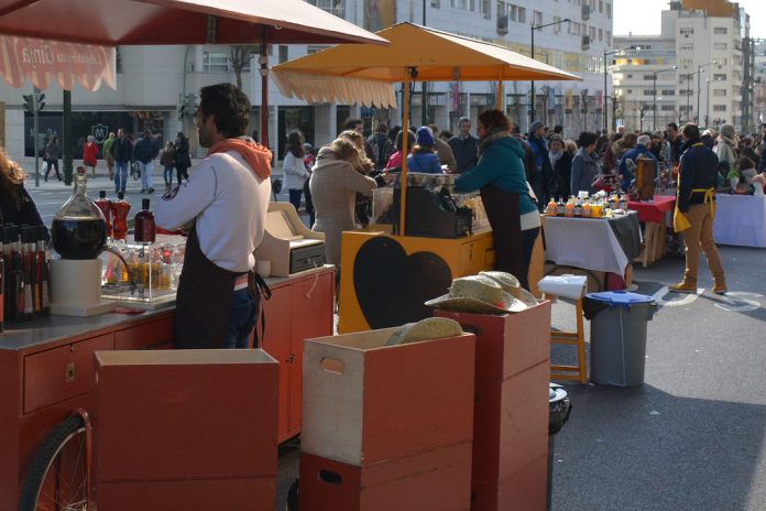 Procura de profissionais para retalho, distribuição e turismo aumenta em Portugal