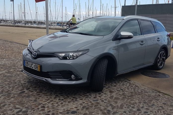 Auris Touring Sports Hybrid Exclusive