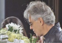 Andrea Bocelli rezou na Capelinha das Aparições antes do recital, em Fátima