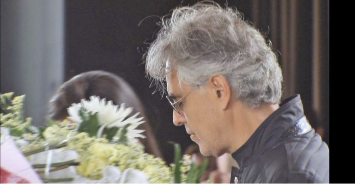 Andrea Bocelli rezou na Capelinha das Aparições antes do recital, em Fátima