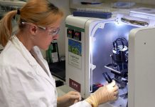 Teste de legionella em 35 minutos. A investigadora Catharina Kober com um chip LegioTyper na plataforma de análise de microarrays MCR.