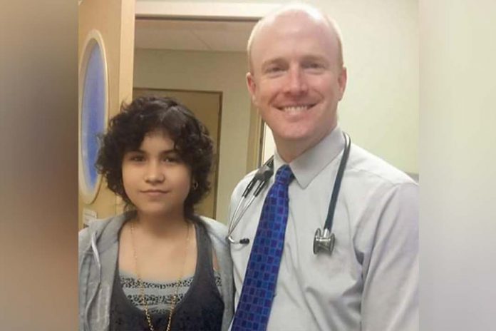 Briana Ayala, à esquerda, com o oncologista, Ted Laetsch, que testou o larotrectinib com sucesso na paciente de tumor com fusão TRK. Briana Ayala, à esquerda, com o oncologista, Ted Laetsch, que testou o larotrectinib com sucesso na paciente de tumor com fusão TRK.