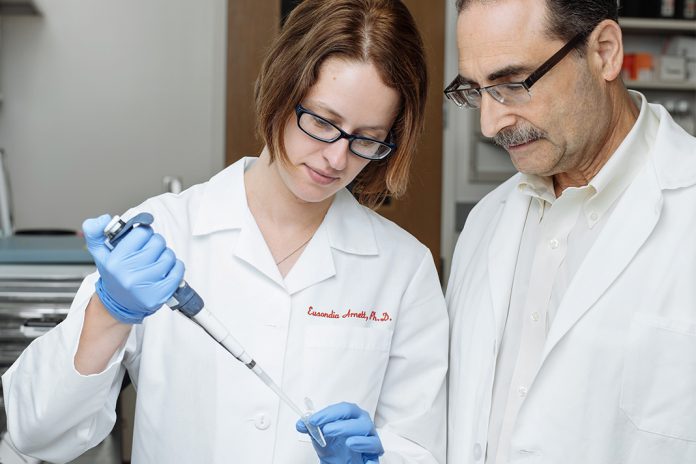 Eusondia Arnett e Larry Schlesinger, investigadores de TB da Texas Biomed.