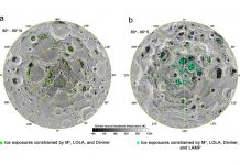 A imagem mostra a superfície de gelo de água exposta (pontos verdes e azuis) nas regiões polares lunares sobrepostas à temperatura máxima anual (mais escuro = mais frio, mais claro = mais quente).