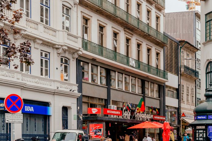 Edifício do Café Embaixador, no Porto, reconvertido em apartamentos