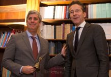 Mário Centeno, à esquerda, Jeroen Dijsselbloem, à direita, na transmissão do cargo de Presidente do Eurogrupo