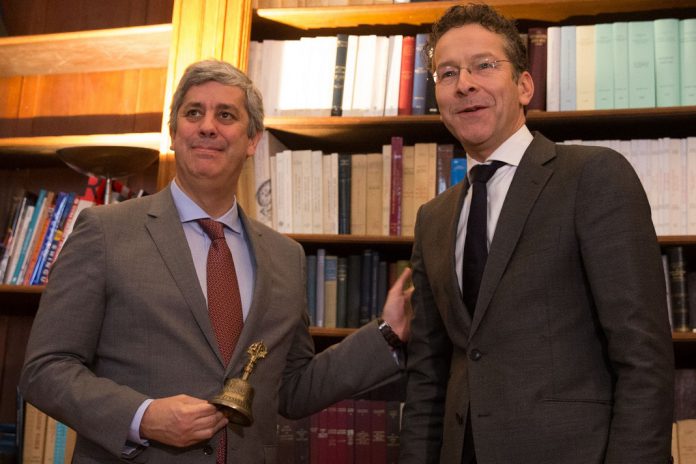 Mário Centeno, à esquerda, Jeroen Dijsselbloem, à direita, na transmissão do cargo de Presidente do Eurogrupo