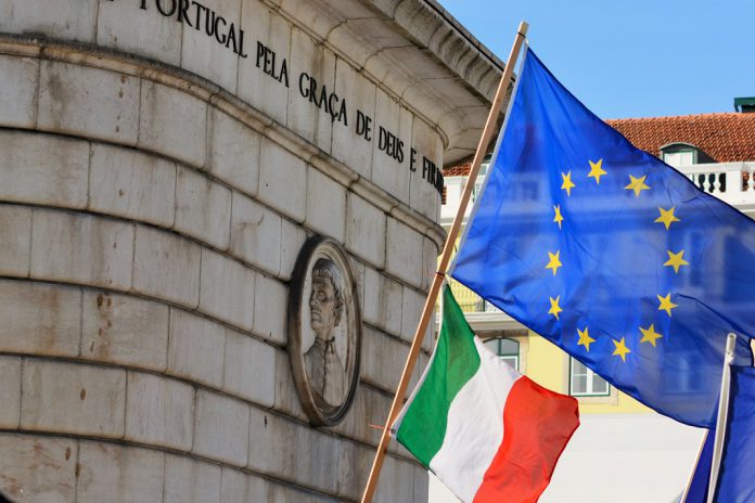 Mercado único europeu faz 25 anos. Bandeira da UE e de Itália em Lisboa, livre circulação dos europeus