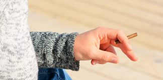 Nuvens de vapores dos cigarros eletrónicos podem danificar os pulmões