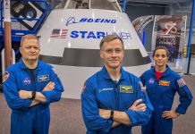 Astronautas (a partir da esquerda) Eric Boe, Chris Ferguson e Nicole Mann vão ser os tripulantes do voo inaugural do Boeing CST-100 Starliner à Estação Espacial Internacional.