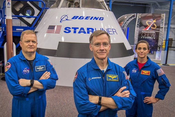 Astronautas (a partir da esquerda) Eric Boe, Chris Ferguson e Nicole Mann vão ser os tripulantes do voo inaugural do Boeing CST-100 Starliner à Estação Espacial Internacional.