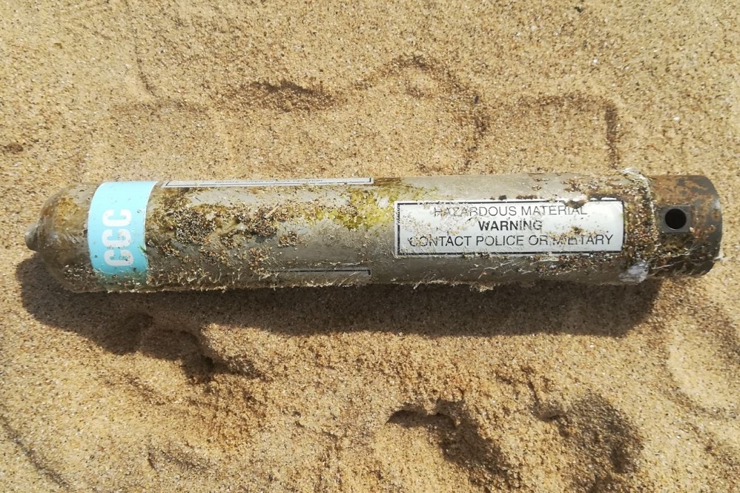 Engenho explosivo pirotécnico de sinalização marítima.