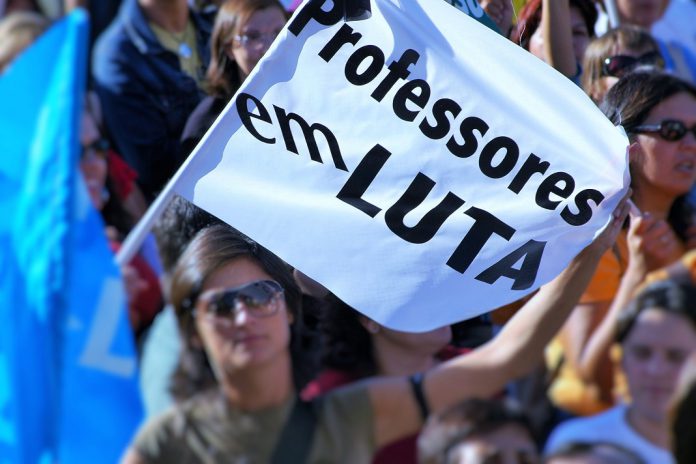 Professores em greve às avaliações contra serviços mínimos