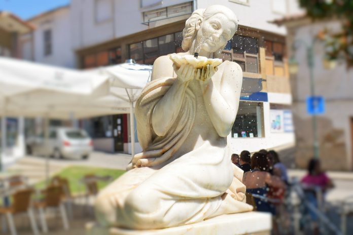 Estátua em mármore a 'Maria da Fonte', Macedo de Cavaleiros, Portugal. Foto: Rosa Pinto