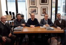 Apresentação do livro "Terras de Monte Longo", em Paris. Da direita para a esquerda: Julien dos Santos, do “Portologia”; Paulo Pisco, deputado do círculo da Europa; Daniel Bastos, escritor; Manuel Pinto Lopes, empresário, e Parcídio Peixoto, presidente da Associação Memória das Migrações