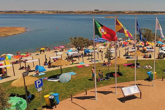 Praia fluvial de Monsaraz é a primeira, do interior, a hastear a bandeira azul