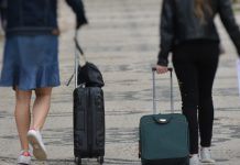 COVID-19: Comissão Europeia pretende aliviar medidas de restrição a viagens