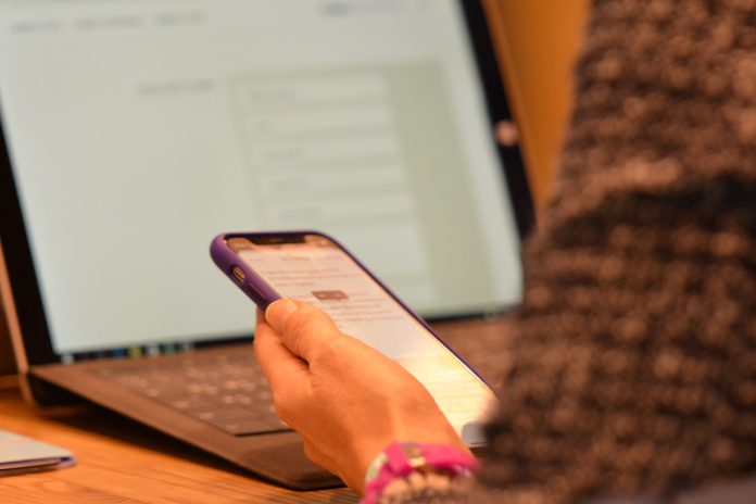 Inteligência artificial generativa pode aumentar fraudes e ataques de falsa identidade em 2026, alerta Fórum Económico Mundial