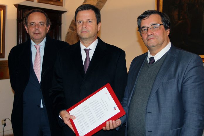 Cátedra de Jurisprudência Brasileira na Universidade de Coimbra, Rui de Figueiredo Marcos, Cláudio Lamachia, Joaquim Ramos de Carvalho (da esquerda para a direita)