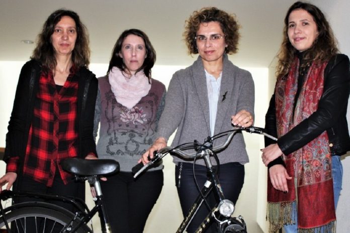 Nélia Silva, Eloísa Macedo, Nargarida Coelho e Mariana Coelho, investigadoras da UA, envolvidas no desenvolvimento de um modelo matemático que prevê acidentes com ciclistas e peões. Nélia Silva, Eloísa Macedo, Nargarida Coelho e Mariana Coelho, investigadoras da UA, envolvidas no desenvolvimento de um modelo matemático que prevê acidentes com ciclistas e peões.