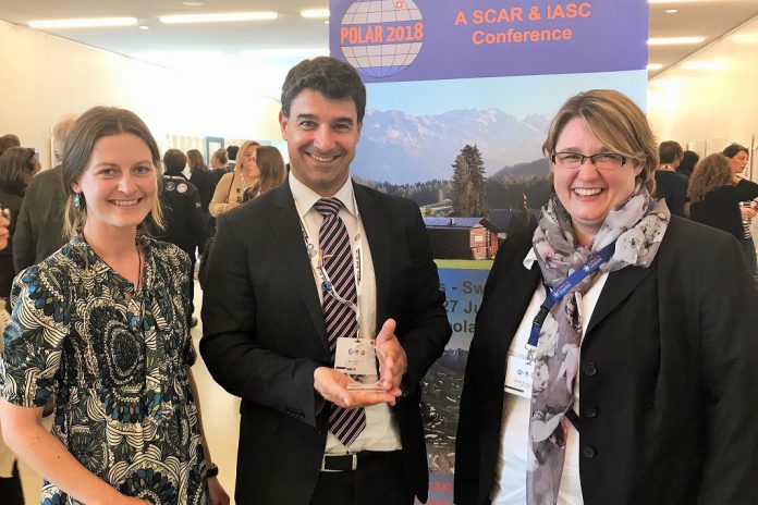 José Xavier com Hanne Nielsen (presidente da APECS internacional, Universidade da Tasmânia, Austrália; à esquerda) e Gerlis Fugmann (diretora executiva da APECS internacional/ Alfred Wegener Institute, Helmholtz Center for Polar and Marine Research, Alemanha (à direita). José Xavier com Hanne Nielsen (presidente da APECS internacional, Universidade da Tasmânia, Austrália; à esquerda) e Gerlis Fugmann (diretora executiva da APECS internacional/ Alfred Wegener Institute, Helmholtz Center for Polar and Marine Research, Alemanha (à direita).