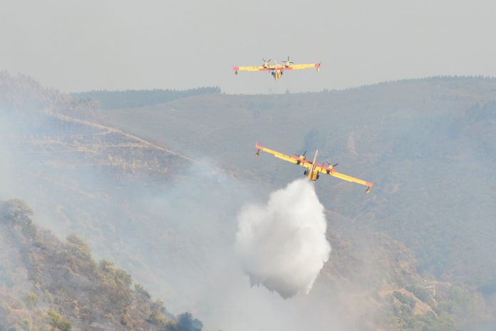 Dispositivo aéreo de combate a incêndios tem 30 meios aéreos