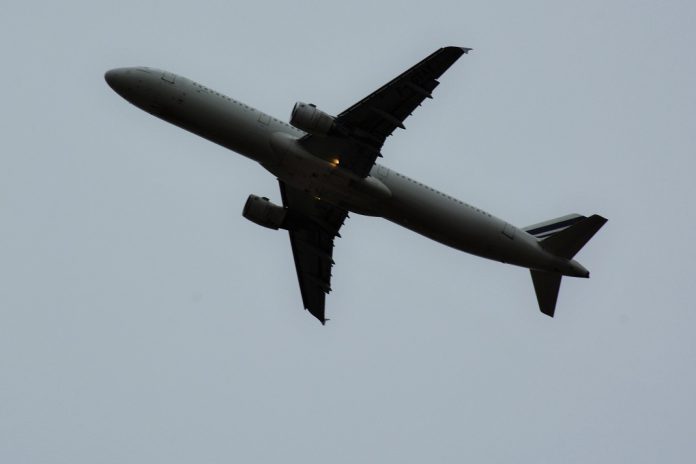 Viagem de avião de longa distância aumenta risco de tromboembolismo venoso