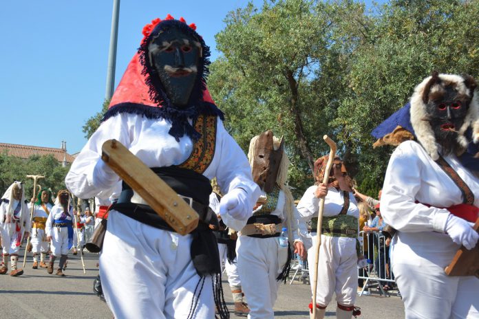 Desfile da Máscara Ibérica em Lisboa reúne grupos de seis países