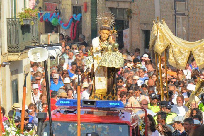 Procissão de Santo António pelas ruas de Alfama