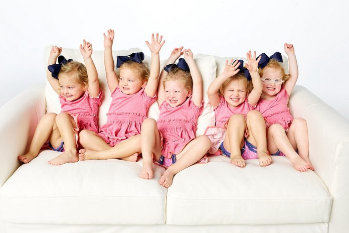 As cinco gémeas de OutDaughtered no TLC