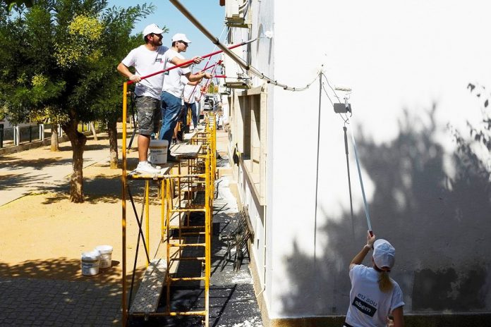 Escola Básica do Fojo em Moura pintada por voluntários