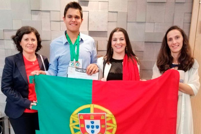 Rodrigo Carvalho, aluno da EPTOLIVA, premiado em Mostra de Ciência no Brasil