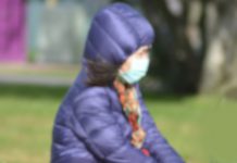 COVID-19: Máscaras de três camadas mais eficazes contra grandes gotas respiratórias