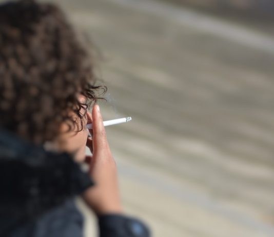 Pneumologistas alertam para perigo invisível: Fumo passivo atinge 2,7 mil milhões de pessoas e está ligado 1,66 milhões de mortes no Mundo Pneumologistas alertam para perigo invisível: Fumo passivo atinge 2,7 mil milhões de pessoas e está ligado 1,66 milhões de mortes no Mundo