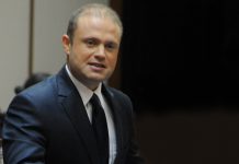Parlamento Europeu pede a demissão imediata do Primeiro-ministro de Malta