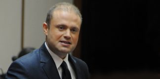 Parlamento Europeu pede a demissão imediata do Primeiro-ministro de Malta