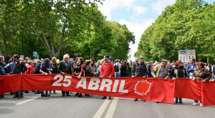 Desfile no 25 de Abril enche a Avenida da Liberdade em Lisboa