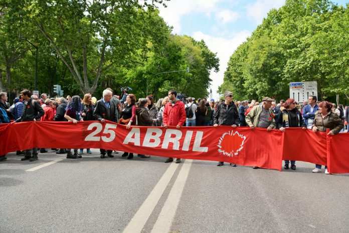 Desfile no 25 de Abril enche a Avenida da Liberdade em Lisboa