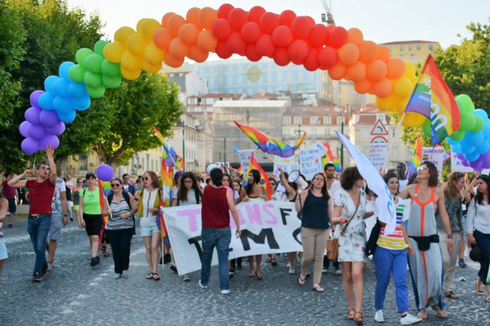 Campanha #DireitoASer assinala Dia Internacional de Luta contra a Homofobia, Transfobia e Bifobia Campanha #DireitoASer assinala Dia Internacional de Luta contra a Homofobia, Transfobia e Bifobia