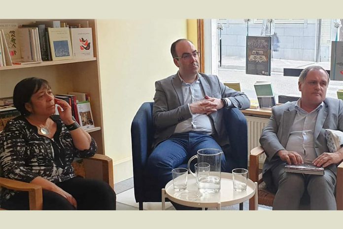 Livro de Daniel Bastos sobre Gérald Bloncourt apresentado em Bruxelas: Elisabete Soares, à esquerda, Daniel Bastos, ao centro, e Paulo Pisco, à direita. Livro de Daniel Bastos sobre Gérald Bloncourt apresentado em Bruxelas: Elisabete Soares, à esquerda, Daniel Bastos, ao centro, e Paulo Pisco, à direita.