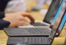 Eurobarómetro mostra apoio ao reforço do ensino em competências digitais e à proibição de smartphones nas escolas