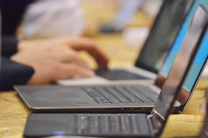 Eurobarómetro mostra apoio ao reforço do ensino em competências digitais e à proibição de smartphones nas escolas