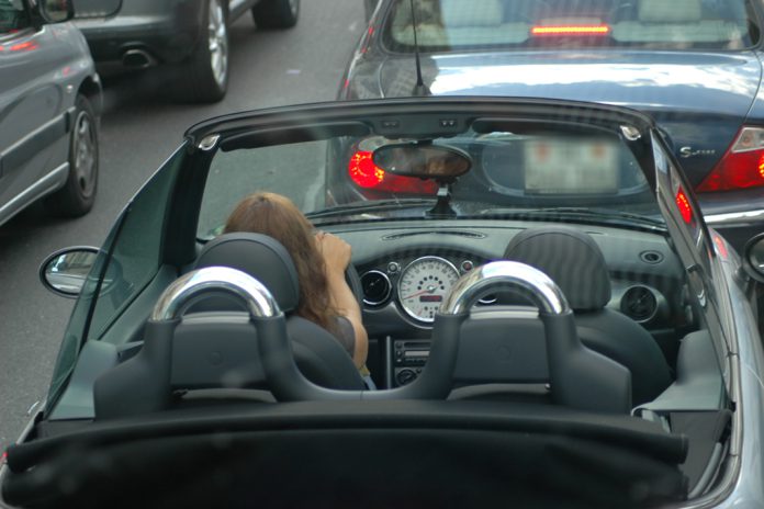 Principais luzes de aviso num automóvel e ações a realizar