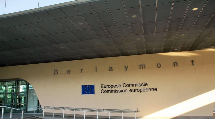 Rede X multada pela Comissão Europeia em 120 milhões de euros por violar normas da Lei dos Serviços Digitais da UE Plataforma X multada pela Comissão Europeia em 120 milhões de euros por violar normas da Lei dos Serviços Digitais da UE