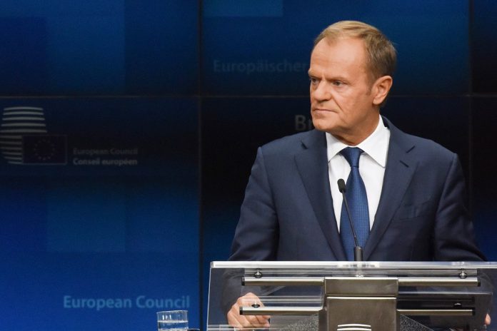 Donald Tusk lamenta adiamento sobre adesão da Macedónia do Norte e a Albânia