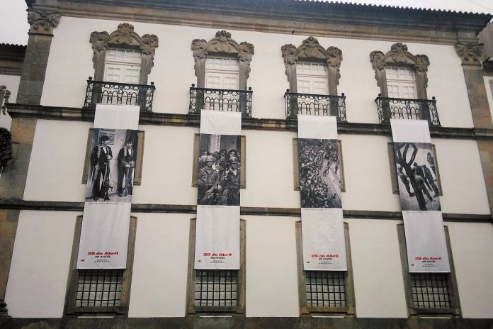 Largo do Paço e Biblioteca Pública, em Braga, com imagens do 25 de Abril