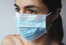 Uso de máscaras cirúrgicas pode atrasar avanço da pandemia de COVID-19